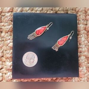 Marbled red and black teardrop gold toned dangle earrings
